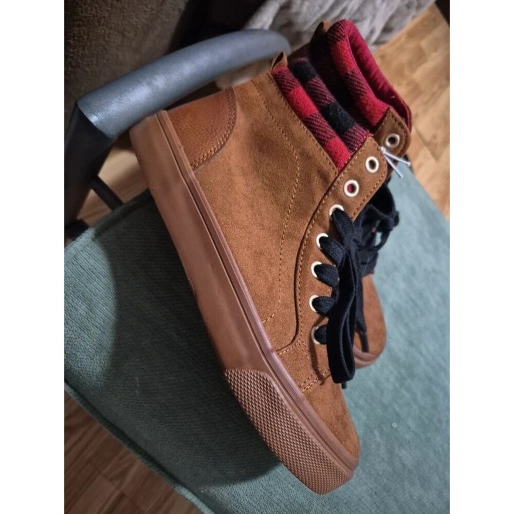 NWT - Old Navy High top Sneakers Size 1 Boy